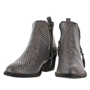 Very G Silver Black Metallic Cassidy Moto Bootie New in Box 8.5